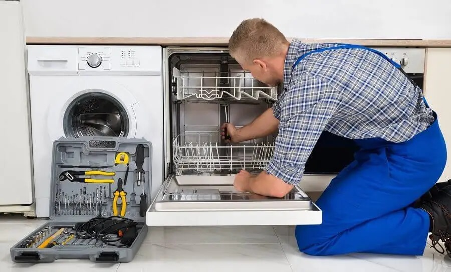 Çubuk Hotpoint servisi teknisyen ekibi beyaz eşya tamiri yaparken